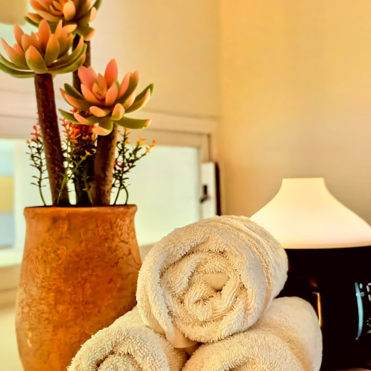 Una mujer relajándose en una camilla de masaje.